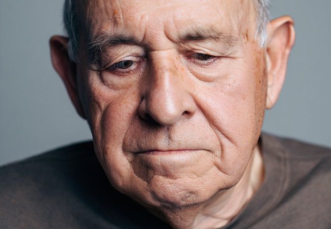 Портрет пожилого мужчины с глубокими морщинами и седыми волосами